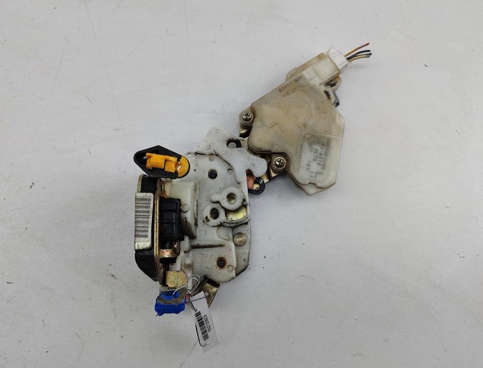 Замок двери передней левой