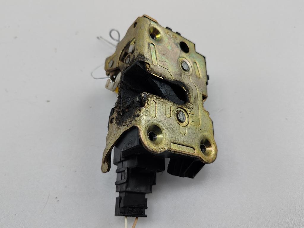 Замок двери передней правой