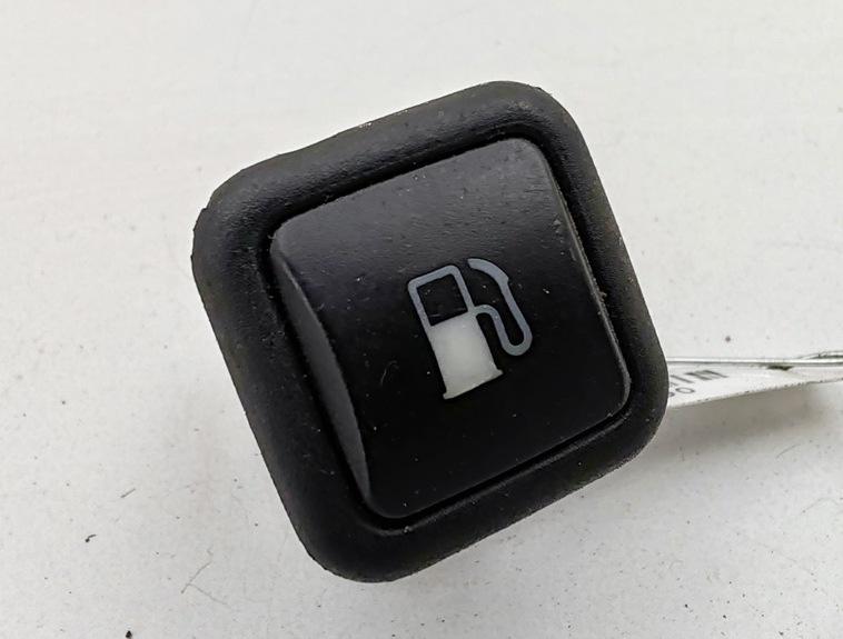 Кнопка открывания лючка топливного бака