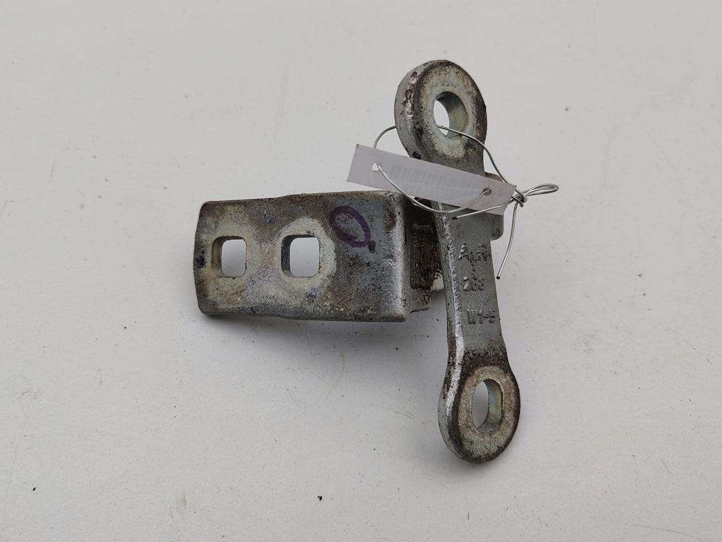 Петля двери передней правой