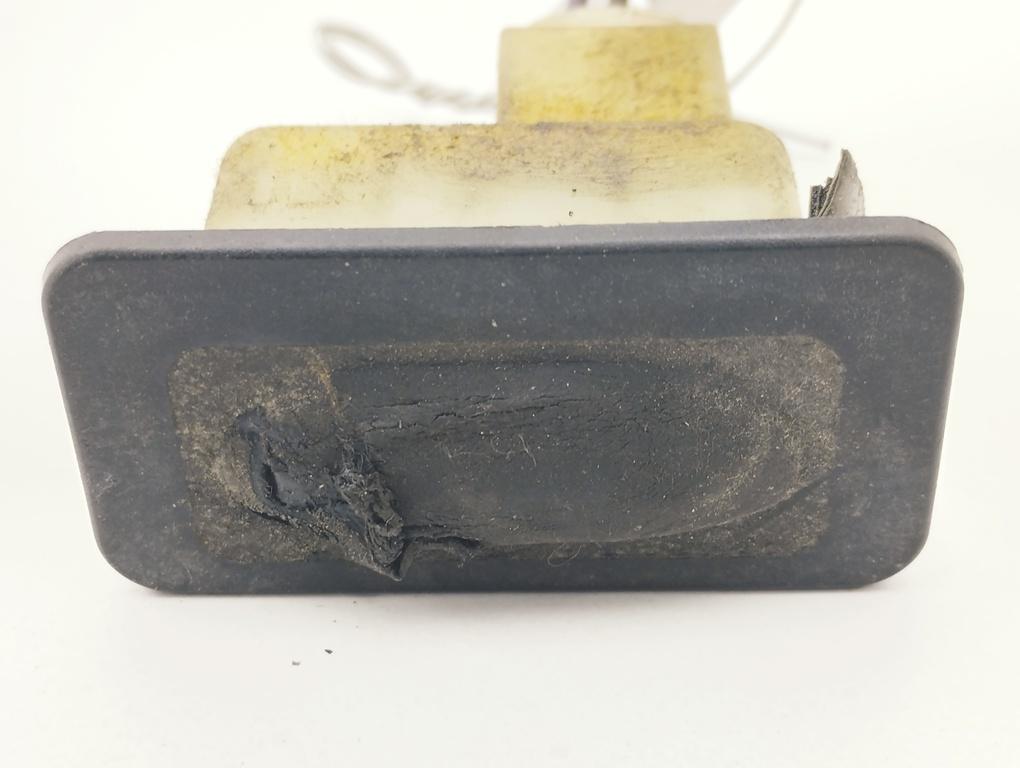 Кнопка открывания багажника