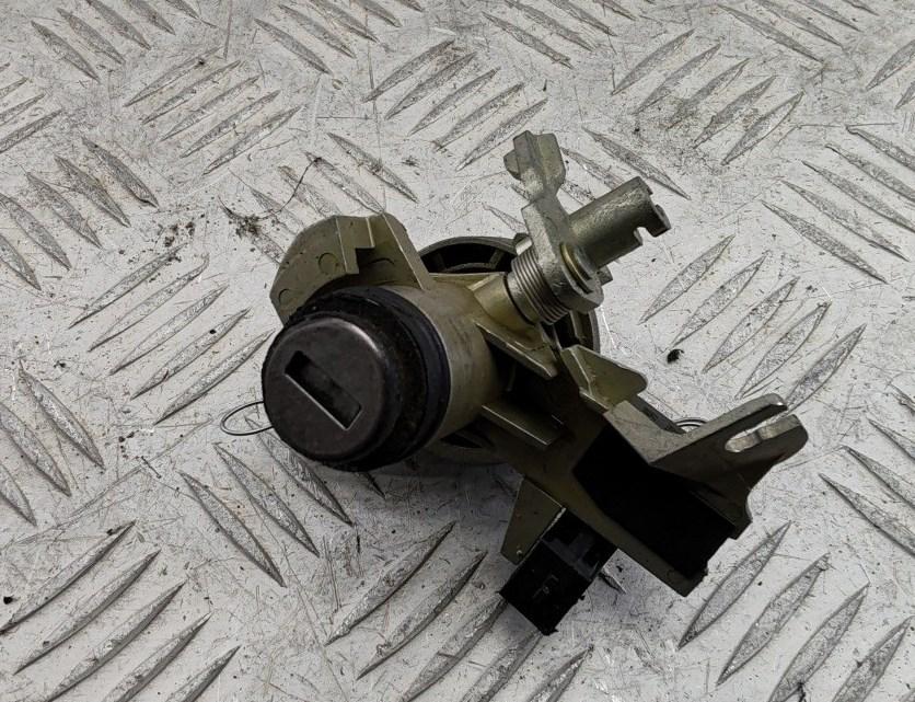 Личинка замка багажника