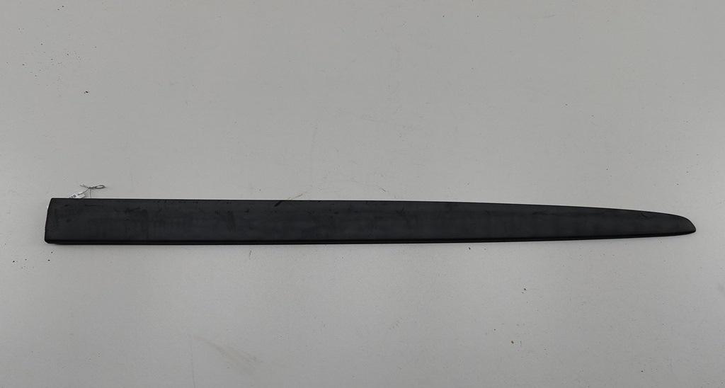 Накладка двери передней правой